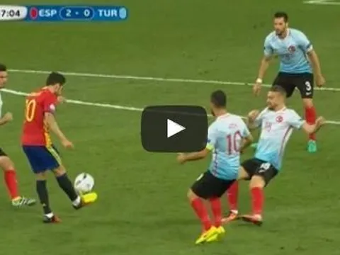 Cesc Fabregas làm khổ tuyến phòng ngự Thổ Nhĩ Kỳ