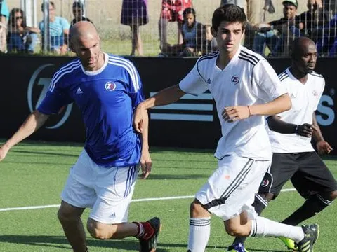 Cha con Zidane cùng trổ tài khiến khán giả phát cuồng