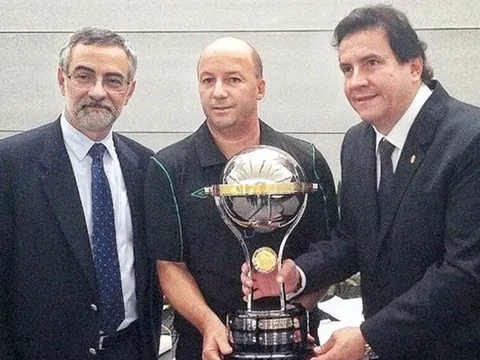 Nhà vô địch năm 2015 trao cúp cho Chapecoense