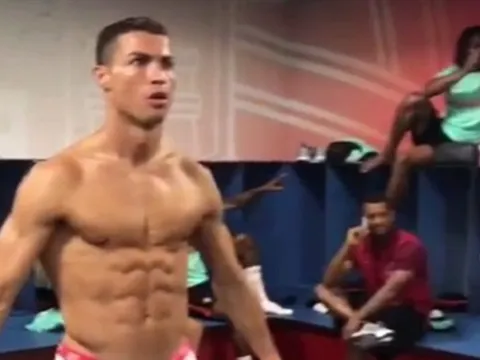 Chạy theo trào lưu, Ronaldo được dịp khoe bụng 6 múi