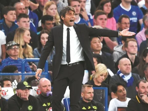 Jamie Carragher 'hiến kế' chuyển nhượng cho Chelsea