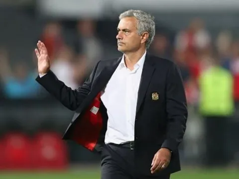 Chỉ thua 2 trận, Jose Mourinho bị fan M.U kêu gọi sa thải