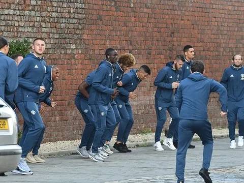 Chiến Liverpool, dàn sao M.U làm nóng người ở... bãi đỗ xe