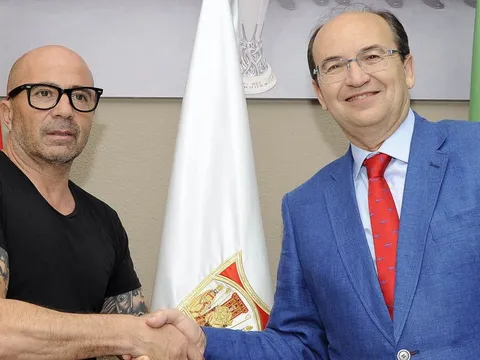 Chính thức: Sevilla bổ nhiệm "phù thủy Chile"