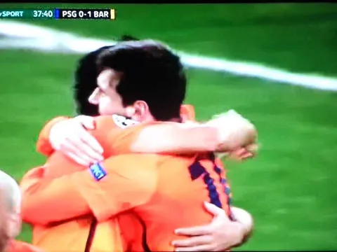 Choáng váng với pha kiến tạo của Alves cho Lionel Messi