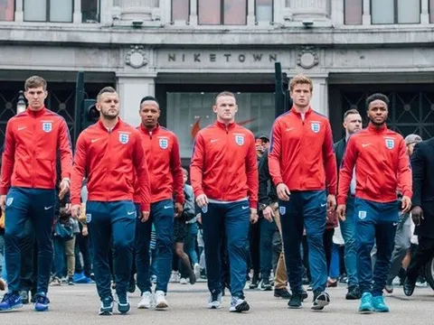Chưa đá EURO, Rooney đã vội lấy lòng đồng đội