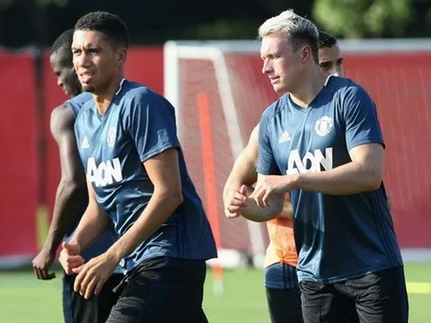 Chưa ra sân, Phil Jones lại dính chấn thương