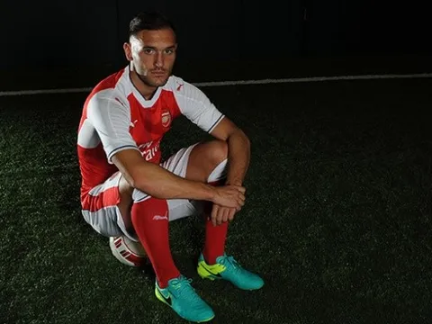 Chùm ảnh: Lucas Perez "cực ngầu" trong màu áo mới