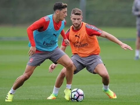 Chùm ảnh: Lucas Perez phấn khích, Mustafi tập cực hăng trước đại chiến Southampton
