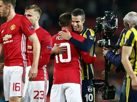Chùm ảnh: Ngày về "hang Quỷ" đầy cảm xúc của Robin van Persie