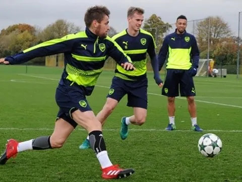 Chùm ảnh: Người thừa Debuchy trở lại, Arsenal quyết chiến PSG