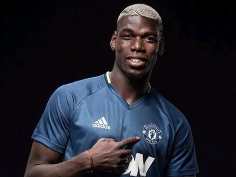 Chùm ảnh: Pogba pose hình cực ngầu bên áo đấu Man United