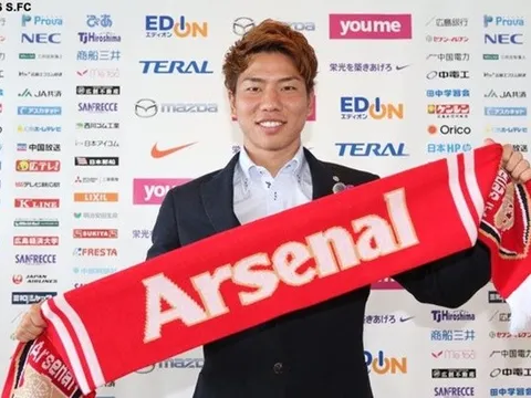 Chùm ảnh: Takuma Asano tươi cười trong lễ ra mắt, CĐV Arsenal khóc ròng