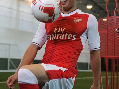 Chùm ảnh: Tân binh Nhật Bản ra mắt Arsenal, ký hợp đồng với Stuttgart