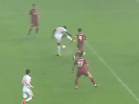 Cisse sút hụt vẫn ghi bàn khó tin ở Trung Quốc