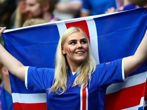 Cổ động viên Iceland rực rỡ sắc màu ở tứ kết