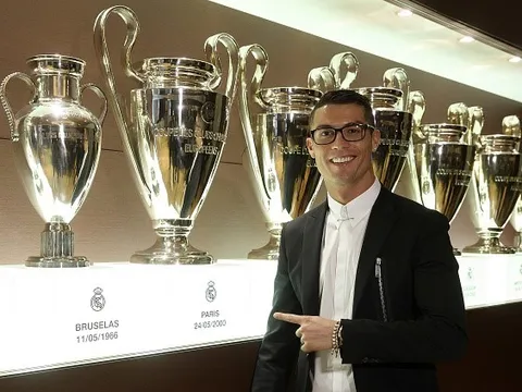 Cộng đồng mạng chế giễu cặp kính của Ronaldo