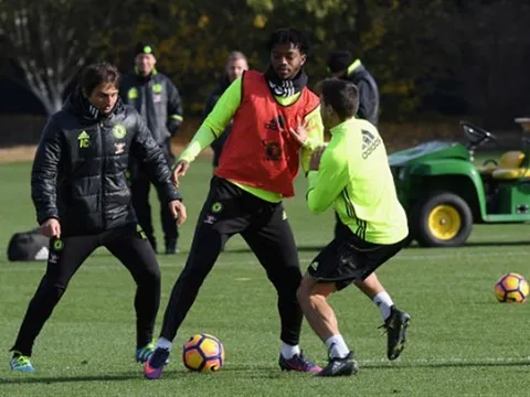 Conte đích thân vào sân 'cướp' bóng cùng học trò