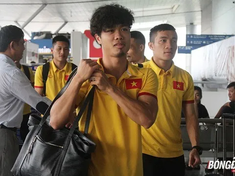 Công Phượng xuất hiện với mái tóc xù, túi xách điệu đà tại sân bay