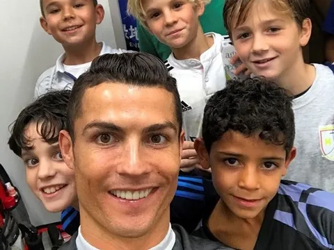 CR7 và sao bóng đá quây quần bên gia đình