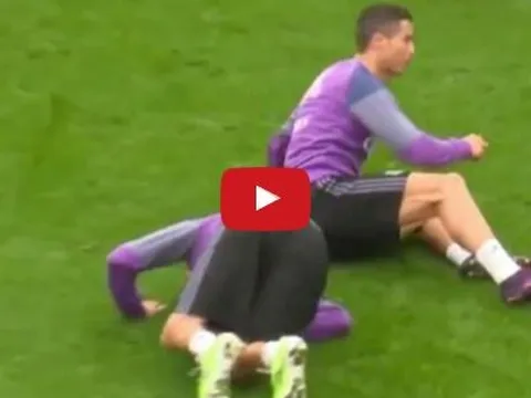 Cristiano Ronaldo bị Coentrao biến thành trò hề trên sân tập