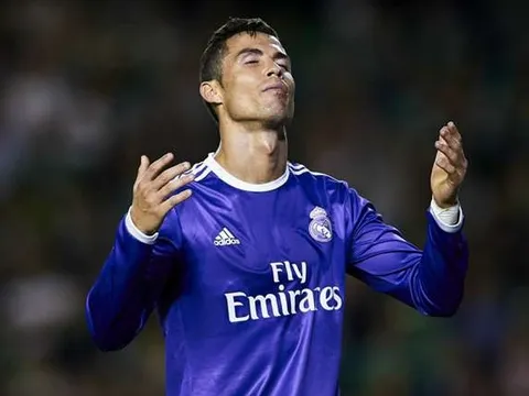Cristiano Ronaldo đang... buồn
