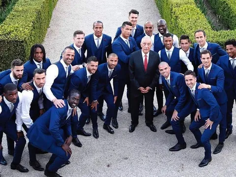 Cristiano Ronaldo sang chảnh cả trong ảnh chụp chung cùng tổng thống Bồ Đào Nha