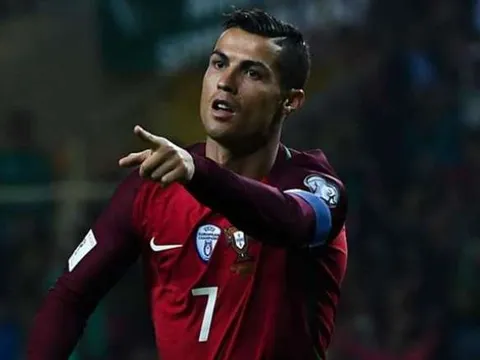 Cristiano Ronaldo 'nổ' tưng bừng sau cú poker vào lưới Andorra