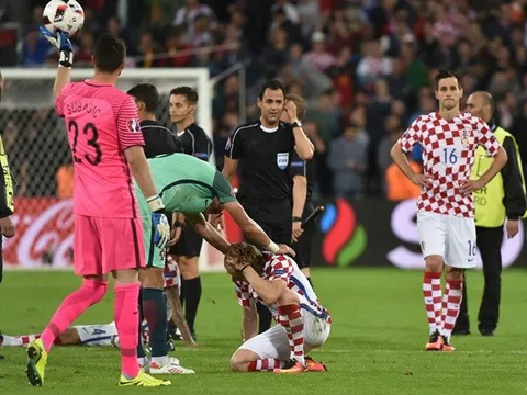 Croatia bại trận, Modric bật khóc trong vòng tay Ronaldo