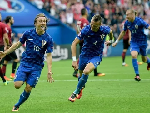 Modric làm bùng nổ Parc des Princes bằng siêu phẩm volley