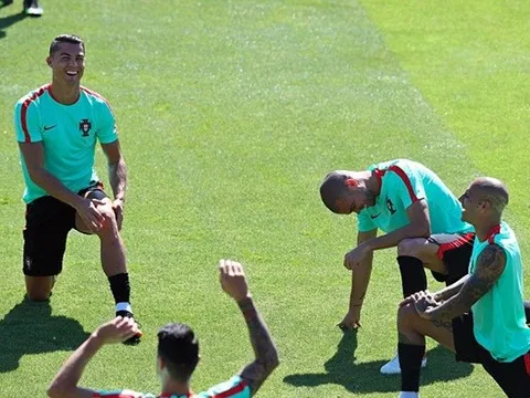 Ronaldo phấn khích đón chào Pepe trở lại trước đại chiến