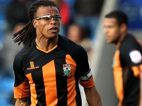 Cú đá của Edgar Davids khiến thủ thành đối phương nằm sân