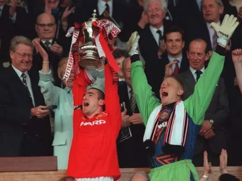 CỰC SỐC: Liverpool từng chê không lấy Cantona, Schmeichel
