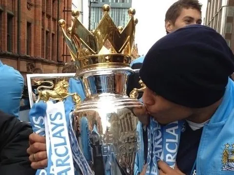 Cựu sao Man City 'nhận vơ' cup của MU