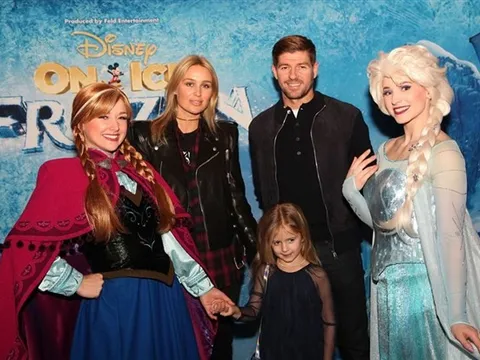 Đại gia đình Liverpool hạnh phúc tề tụ tại vương quốc Disney