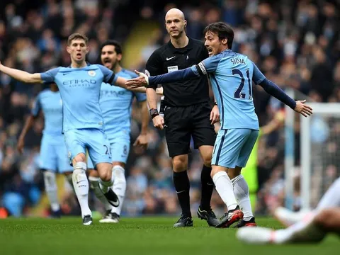 Dân mạng dậy sóng sau pha phạm lỗi của Luiz với Aguero