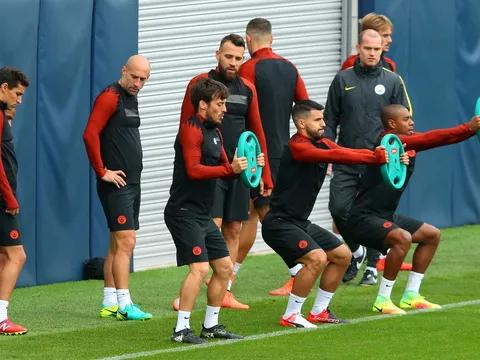 Dàn sao Man City "lái xe" trên sân tập