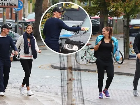 Dẫn vợ xinh 'bát phố' Schweinsteiger nhận ngay vé phạt