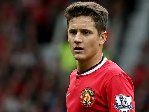 Đang đi chơi, Ander Herrera bị triệu tập trong 45 phút, không kịp mang giày