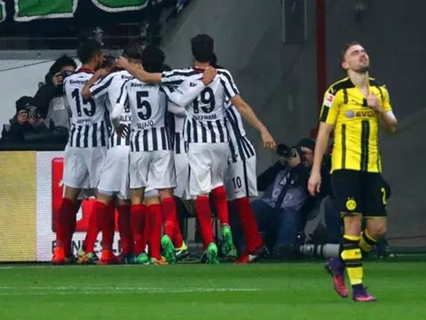 Đánh bại Dortmund, Frankfurt tạm đuổi kịp Hùm xám
