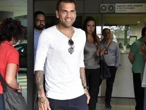 Dani Alves "tươi rói" ngày cập bến Juventus