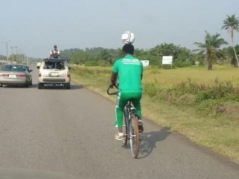 Đặt bóng trên đầu, cầu thủ lập kỷ lục đạp xe 103 km