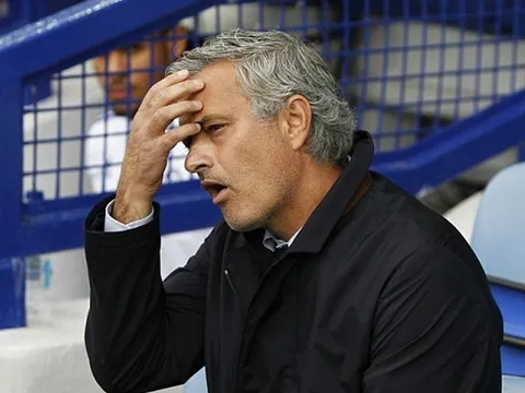 Đấu Wenger, Mourinho 'đứng ngồi không yên'