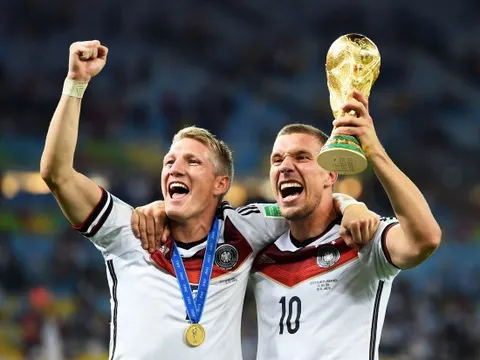 Đày ải Schweinsteiger, Mourinho bị Podolski chỉ trích