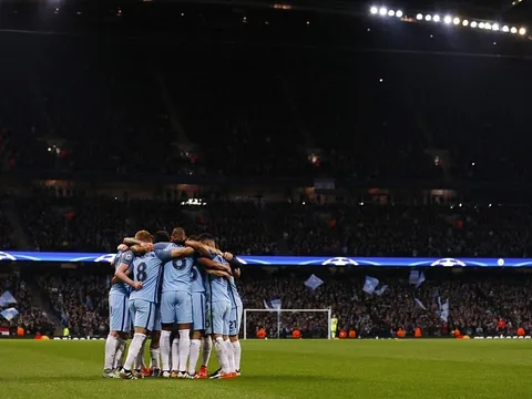 De Bruyne sút phạt tuyệt đẹp, Man City hạ gục Barca trong đêm Etihad rực rỡ ánh đèn