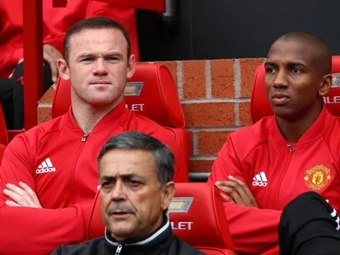 Đến lúc Ronaldo cần nhìn theo gương của Rooney