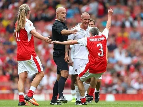 Di Canio và Winterbum tái hiện pha va chạm ăn vạ kinh điển