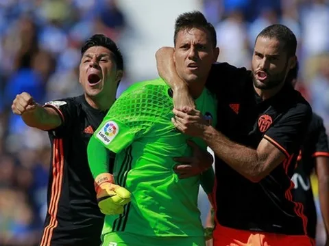 Diego Alves truất "ngôi vua" của huyền thoại Barca