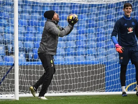 Diego Costa làm trò 'giải nhiệt' cho buổi tập của Chelsea
