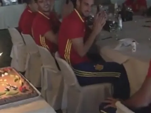 Diego Costa thổi nến mừng sinh nhật thứ 28